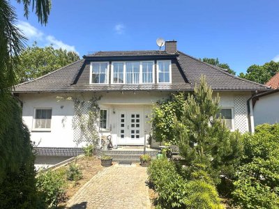 Einfamilienhaus mit großem Grundstück und einzigartigem Seeblick