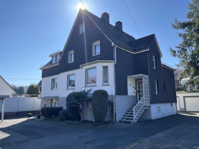 Massives Zweifamilienhaus mit großem Grundstück in ruhiger, zentraler Lage von Struthütten!