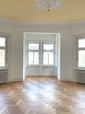 Zauberhafte, große 3-Zimmer-Stilaltbauwohnung mit Einbauküche, Wiesbaden-Innenstadt