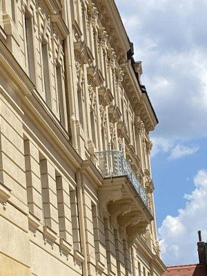 GROSSE ALTBAUWOHNUNG MIT FLÜGELTÜREN