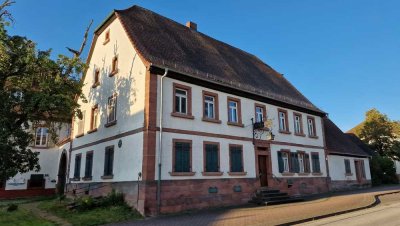 Historisches Anwesen mit Wirtshaus, schönem Innenhof und Scheunen - vielfältigste Nutzungen möglich