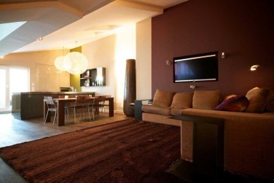 Exklusives Designer-Loft im Dachgeschoss — Terrasse, Designerküche, Tiefgarage