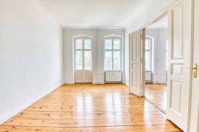 Bezugsfreie 2-Zimmer-Altbauwohnung mit Gäste-WC und Balkon