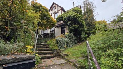 Gemütliches Einfamilienhaus + 3 Terrassen, 2 Garagen und 2 Stellplätze möchte wieder bewohnt werden!