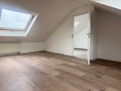 Frisch renovierte 3,5-Zimmer-Dachgeschosswohnung in LU-West!