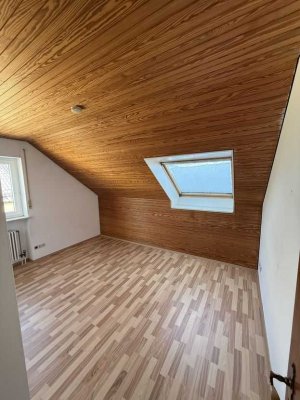 Großzügige 5-Zimmer Dachgeschosswohnung mit Balkon in Augsburg-Kriegshaber