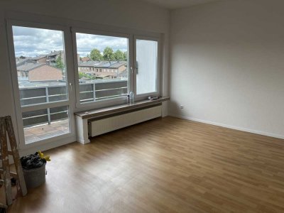 Erstbezug nach Sanierung mit Balkon: Geschmackvolle 4-Zimmer-Wohnung mit geh. Innenausstattung