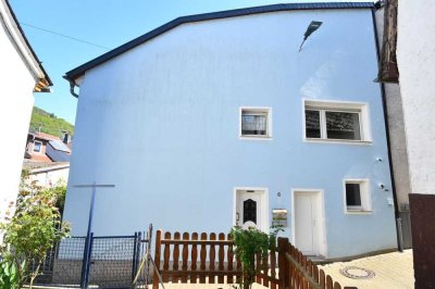 Modernisiertes Haus mit guter Aufteilung und gemütlichem Hof in Trechtingshausen.