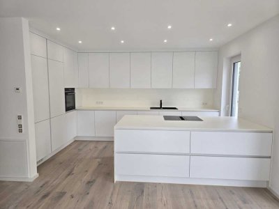 Erstbezug und Einbauküche: Exklusive 4,5-Zimmer-Terrassenwohnung mit lux. Innenausstattung