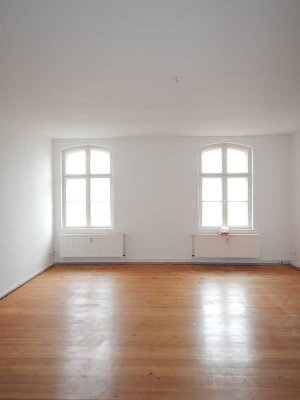 2 Zimmer | Bad mit Badewanne und Fenster | historische Lage