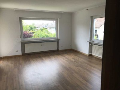 Helle 3,5-Zimmer-Wohnung mit Balkon und Einbauküche in Goldbach/Kugelbergsiedlung
