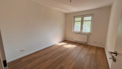 Bezugsfertige, frisch renovierte 4-Zimmer-Erdgeschosswohnung - WG-geeignetignet