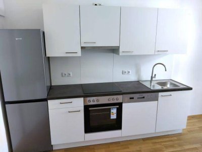 Erstbezug: Sanierter 4 ZIMMER-Altbau, ruhiger Balkon, extra Küche neu möbliert, neue Sanitäranlagen!