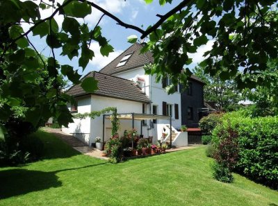 Sanierte Doppelhaushälfte mit großem Garten, eigenem Spielplatz & 2 Stellpl. in Essen-Kupferdreh