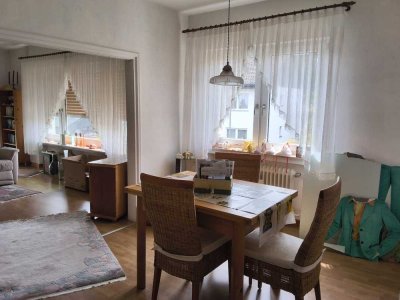 Lebendiger Wohnraum in Naurod: 2,5-Zimmer-Wohnung mit Balkon