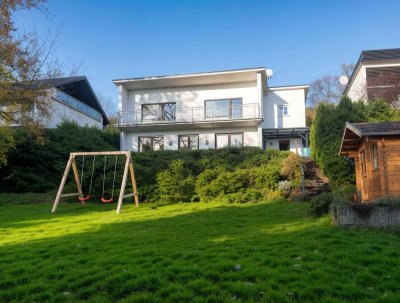 Idyllisches, am Hang gelegenes EFH mit traumhaftem Ausblick