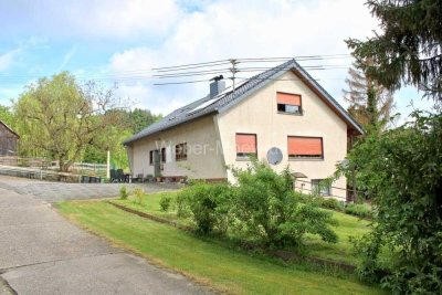 Freistehendes 3-Parteienhaus mit Nebengebäuden (Stallungen, Remisen), 2. Bauparzelle + Weideland