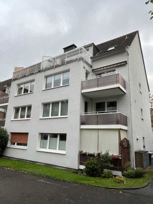 Charmante Dachgeschosswohnung in ruhiger Wohnlage mit großem Balkon und Einbauküche!