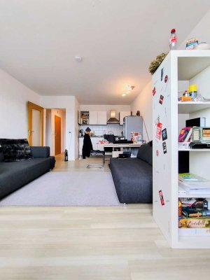 Gemütliche 2-Zimmer Wohnung mit Einbauküche und Balkon !