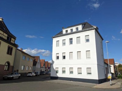Frisch kernsanierte 2-Zimmer-DG-Wohnung mit gehobener Innenausstattung in Groß-Gerau