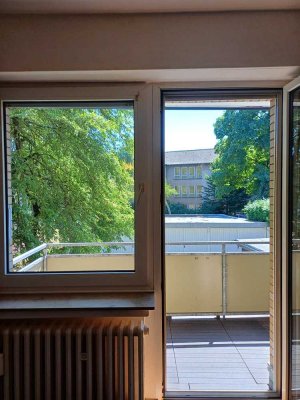 Helles zwei-Zimmer-Apartment mit Einbauküchenzeile und Balkon