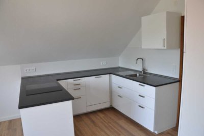 Sanierte Dachgeschoss-Wohnung mit schicker Einbauküche