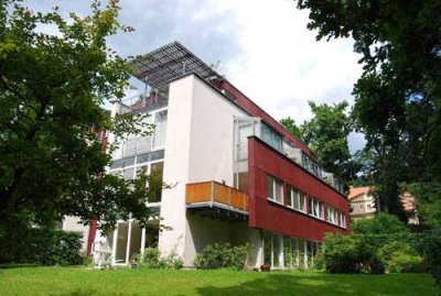 * schöne 2-Zimmer-Whg. am Elbhang mit Terrasse u. EBK *