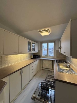 WG-Zimmer in frisch renovierter heller Dachgeschosswohnung in bester Lage