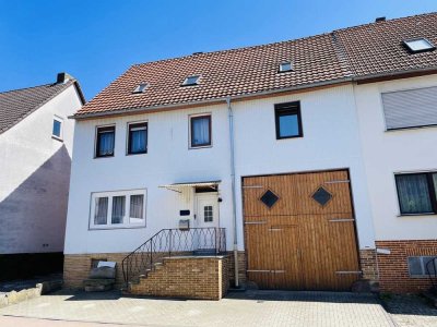Großzügiges Ein- bis Zweifamilienhaus mit Nebengebäude in Hofgeismar-Hombressen