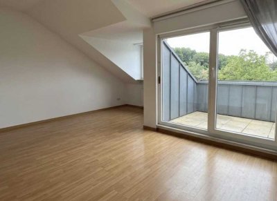 Schöne Dachgeschoßwohnung mit Balkon und Küche