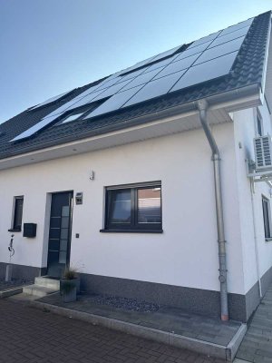 Schöne neuwertige Doppelhaushälfte in bevorzugter Lage