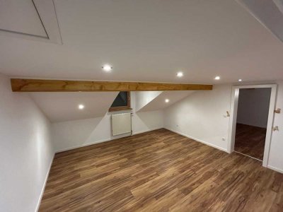 Erstbezug: Stilvolle, frisch renovierte Dachgeschosswohnung