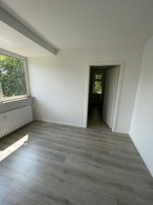 Sehr schöne sanierte 3 Zimmer DG Wohnung in Duisburg zu vermieten