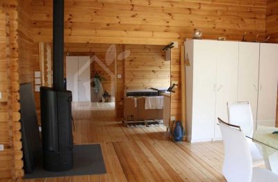 Neuwertiges 5-Zimmer Blockbohleneinfamilienhaus mit Garten