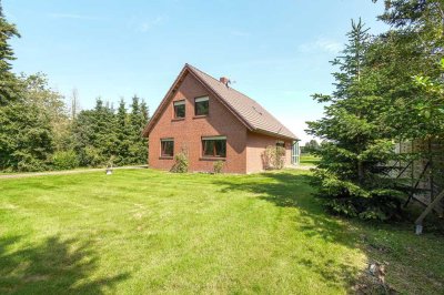Solides Einfamilienhaus mit Einliegerwohnung
mit tollem Grundstück 
*** Idafehn Zentrum ***