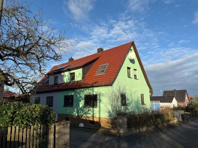 Doppelhaushälfte mit Doppelgarage und großzügigen Garten