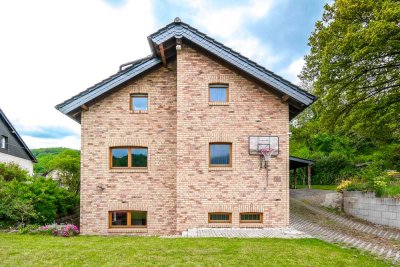 Zwei Wohneinheiten, ein Ausblick: Einfamilienhaus mit Burgpanorama in Nideggen