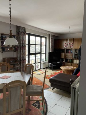 Geschmackvolle und geräumige Wohnung mit zwei Zimmern sowie Balkon und EBK in Worms