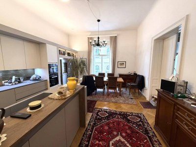 Innenstadt: Stilvolle 3-Zimmer-Altbauwohnung mit Balkon in repräsentativem Gründerzeithaus!