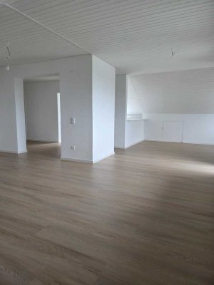 Moderne 3,5 Zimmer-DG-Wohnung mit Südbalkon