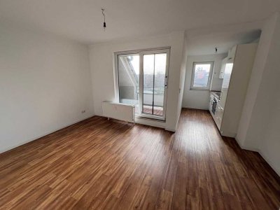 Schöne 2-Zimmer-Wohnung mit Einbauküche, Loggia & ausgebauten Dachboden