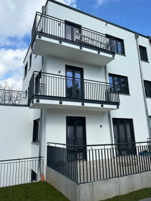 Geschmackvolle und geräumige Maisonette-Wohnung mit drei Zimmern sowie Balkon und EBK in Frankfurt