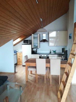 Gepflegte DG-Wohnung mit eineinhalb Zimmern sowie Balkon und EBK in Bad Wörishofen