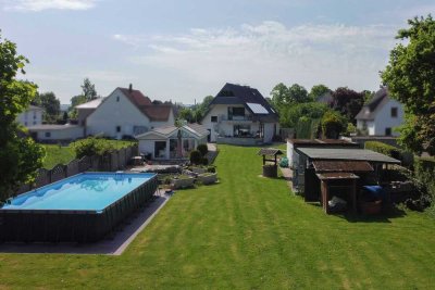 Gartenoase mit Pool: Ein-/Zweifamilienhaus mit Wintergarten nahe Schloß Ulenburg