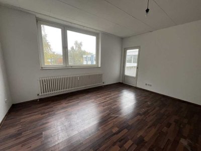 **HELLE 3-ZIMMERWOHNUNG MIT BADEWANNE UND BALKON**