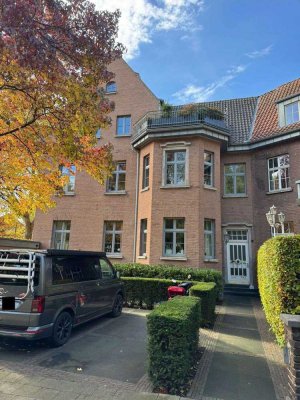 Stilvolle renovierte Altbauwohnung mit Balkon zu vermieten