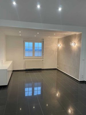 Schicke Dachgeschoss Wohnung in verkehrsberuhigter Lage