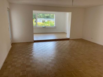 Wunderschöne ruhige, helle 4 Zimmerwohnung mit riesem Balkon und Blick ins Grüne