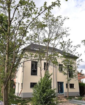 Exklusiv Doppelhaushälfte über 3 Etagen mit Terrasse und Garten