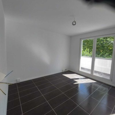 Günstige Wohnung. Erstbezug nach Sanierung! Südbalkon!! Mit Einbauküche!!!!
